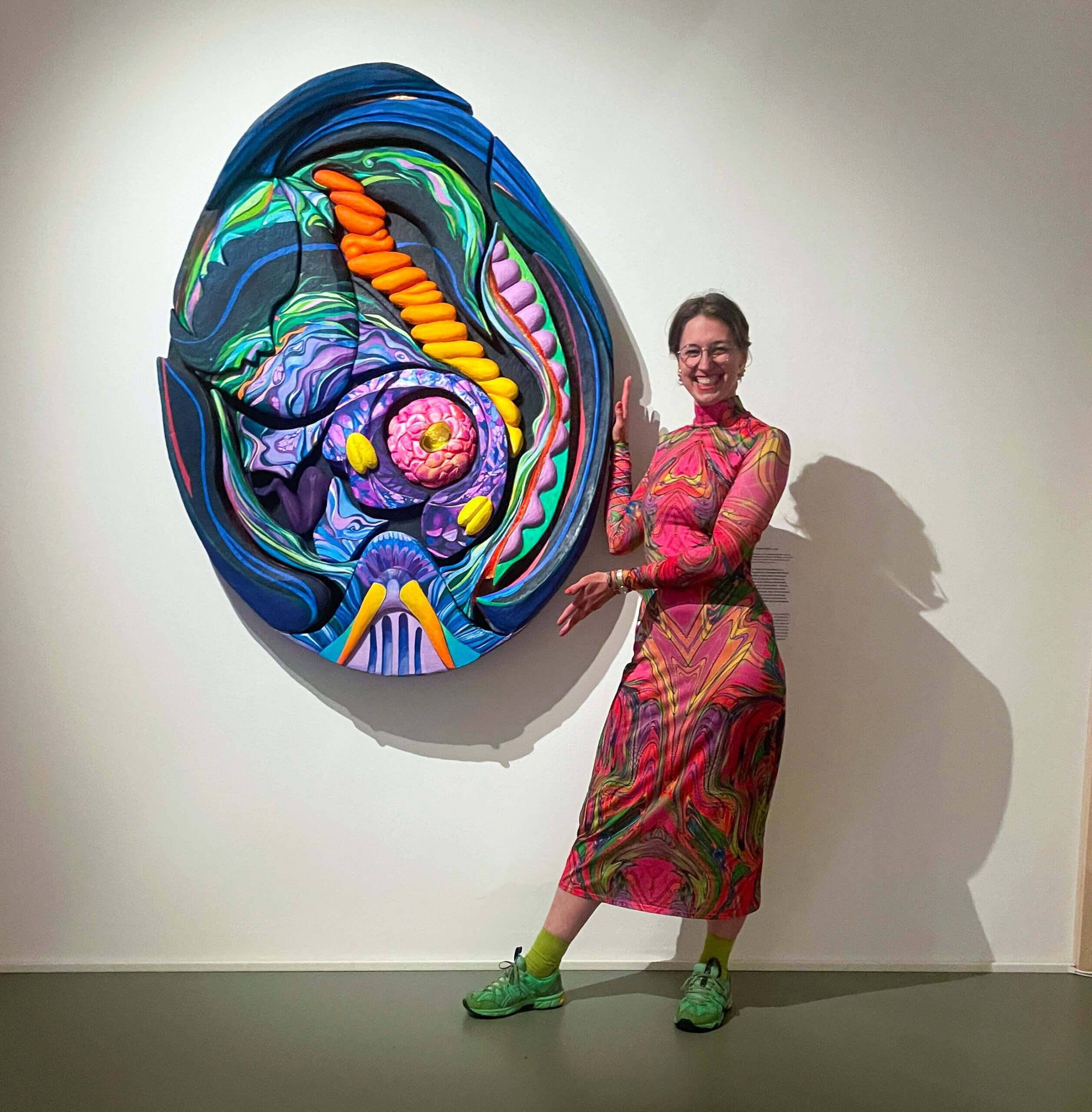 Britt met kunstwerk GOOD MOM_BAD MOM